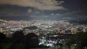 Impresionante vista panorámica de Medellín iluminada de noche, una de las paradas clave de nuestros tours guiados por expertos locales