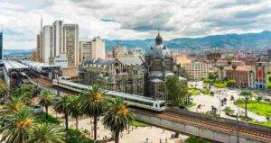 Vista panorámica del centro de Medellín, destino principal de nuestros tours guiados enfocados en la historia, cultura y desarrollo urbano