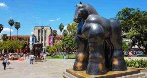 Esculturas de Botero en la Plaza Botero de Medellín, una parada esencial de nuestro recorrido guiado por el patrimonio artístico y cultural de la ciudad