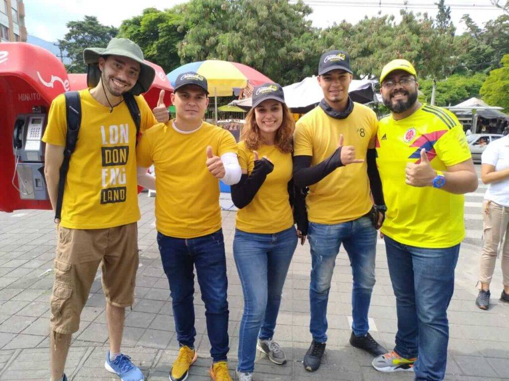 Equipo de guías turísticos certificados posando durante el recorrido oficial en la Comuna 13 de Medellín